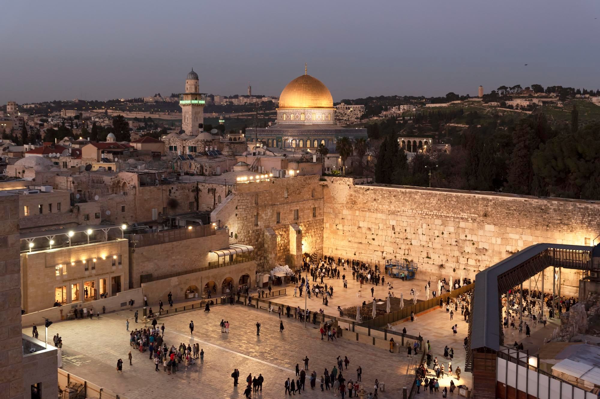 הכותל המערבי וכיפת הסלע ברקע, ירושלים בשעת בין הערביים